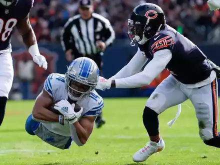 Lions-Receiver Amon-Ra St. Brown (r) hatte eine für seine Verhältnisse schwache Partie. - Foto: Nam Y. Huh/AP/dpa