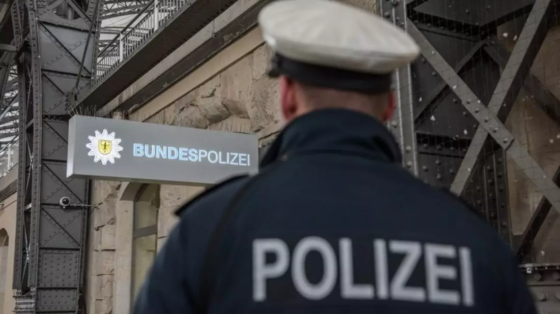 BPOL-BadBentheim: Mit Haftbefehl gesucht / Bundespolizei nimmt gesuchten 17-Jährigen fest - Bild: presseportal.de