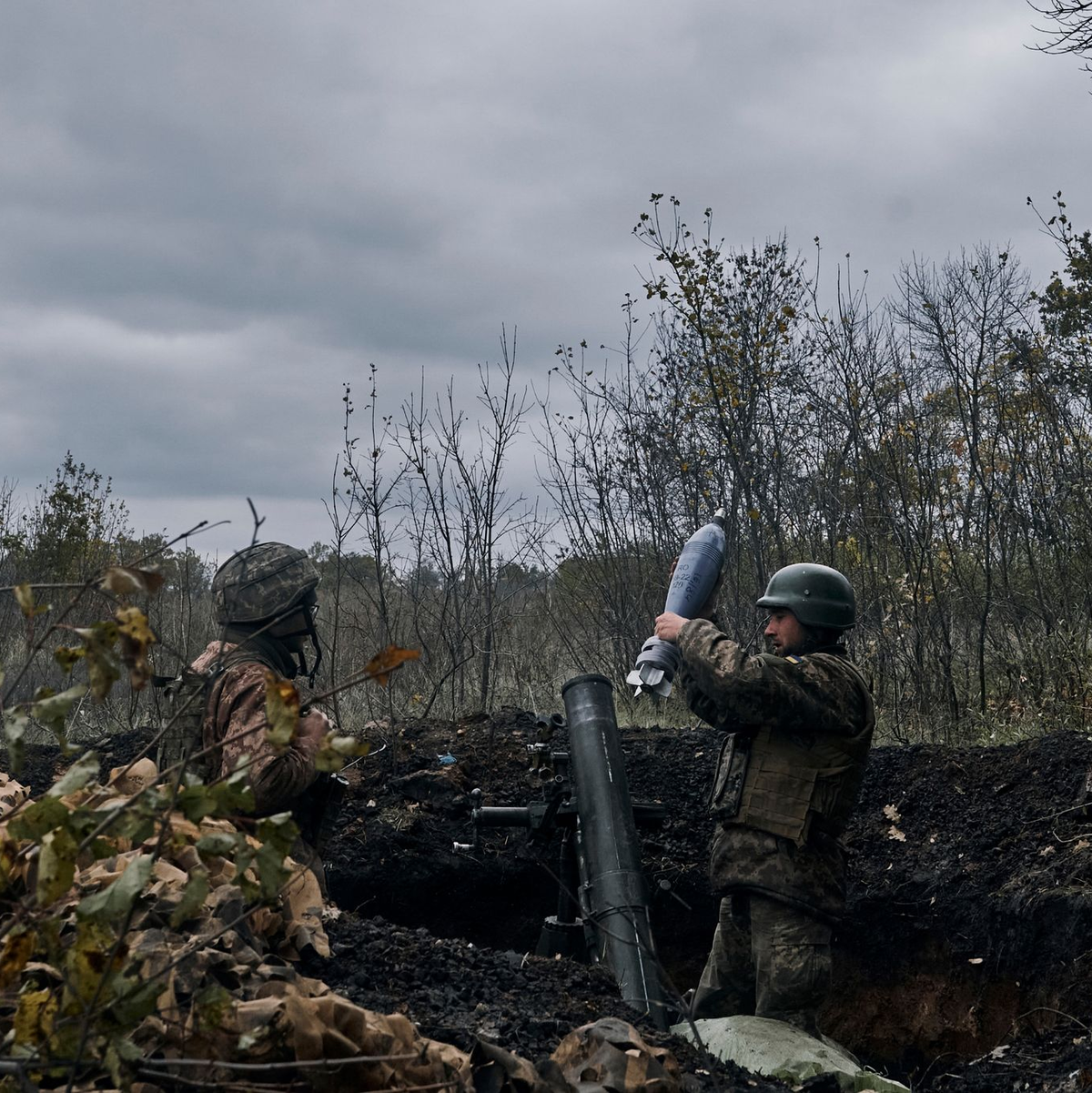 Ukrainische Soldaten feuern eine Haubitze auf russische Stellungen. Die Ukraine leidet massiv unter Munitionsmangel für Artillerie. Nun soll Kiew neue Munition zur Verteidigung erhalten. - Foto: Libkos/AP/dpa