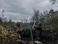 Ein ukrainischer Panzer rückt in Richtung einer russischen Stellung in Bachmut vor. Rund um die Stadt finden immer noch intensive Kämpfe statt. - Foto: Libkos/AP/dpa