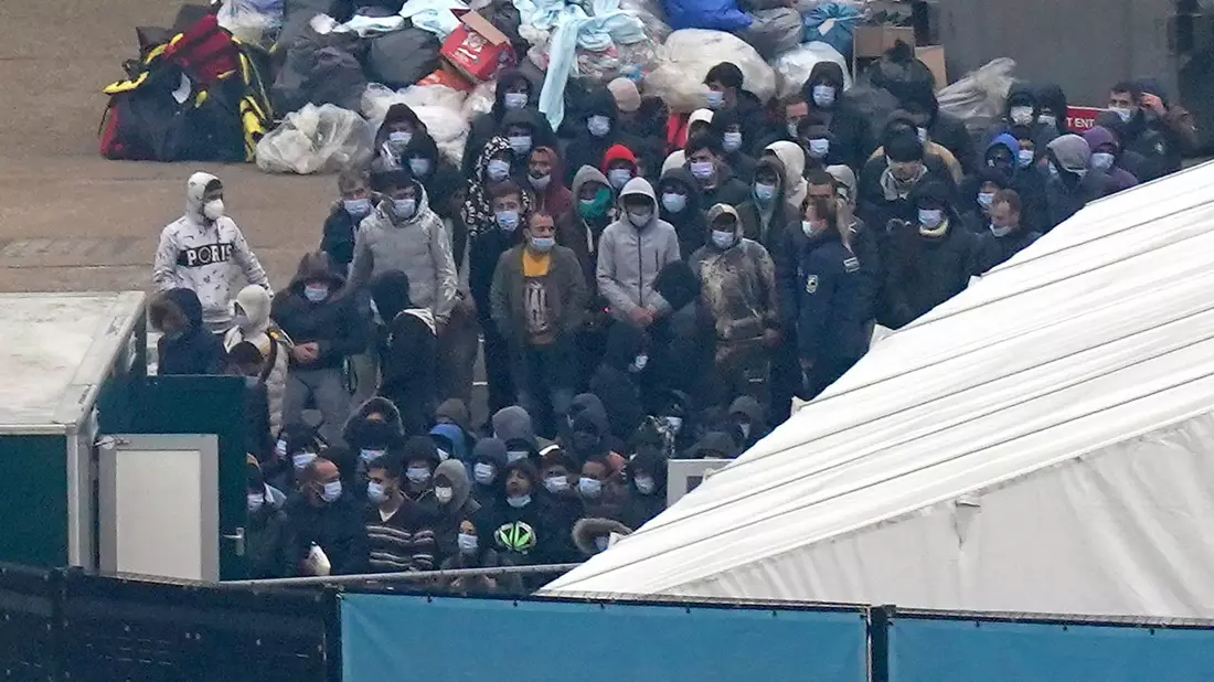 Migranten sind an Bord eines Schiffes der Grenztruppen nach Dover gebracht worden, nachdem sie bei einem Zwischenfall mit einem kleinen Boot im Ärmelkanal gerettet wurden (Archivbild). - Bild: Gareth Fuller/PA Wire/dpa