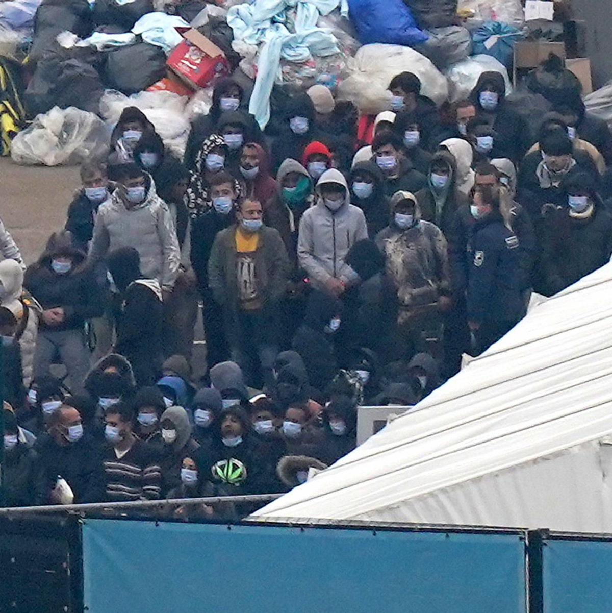 Migranten sind an Bord eines Schiffes der Grenztruppen nach Dover gebracht worden, nachdem sie bei einem Zwischenfall mit einem kleinen Boot im Ärmelkanal gerettet wurden (Archivbild). - Foto: Gareth Fuller/PA Wire/dpa