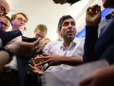 Rishi Sunak ist Premierminister von Großbritannien. Seine Regierung hatte im März Pläne für neue Gesetze zur Eindämmung der Überquerung des Ärmelkanals als Teil des Gesetzes über illegale Migration vorgestellt. - Foto: Leon Neal/PA Wire/dpa