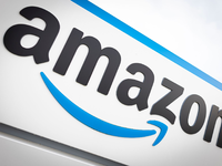 Große Onlinekonzerne wie Amazon müssen sich bereits seit August 2023 an die Regeln halten. - Foto: Moritz Frankenberg/dpa