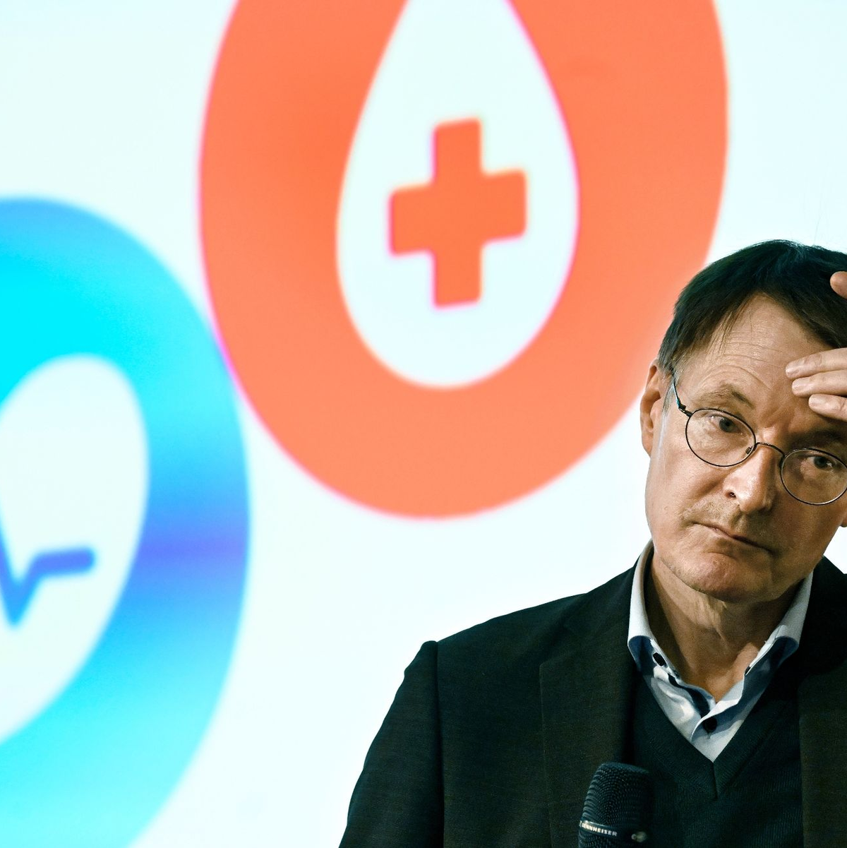 Bundesgesundheitsminister Karl Lauterbach (SPD) spricht mit einer Dragqueen beim Start der CSD-Parade. - Foto: Roberto Pfeil/dpa