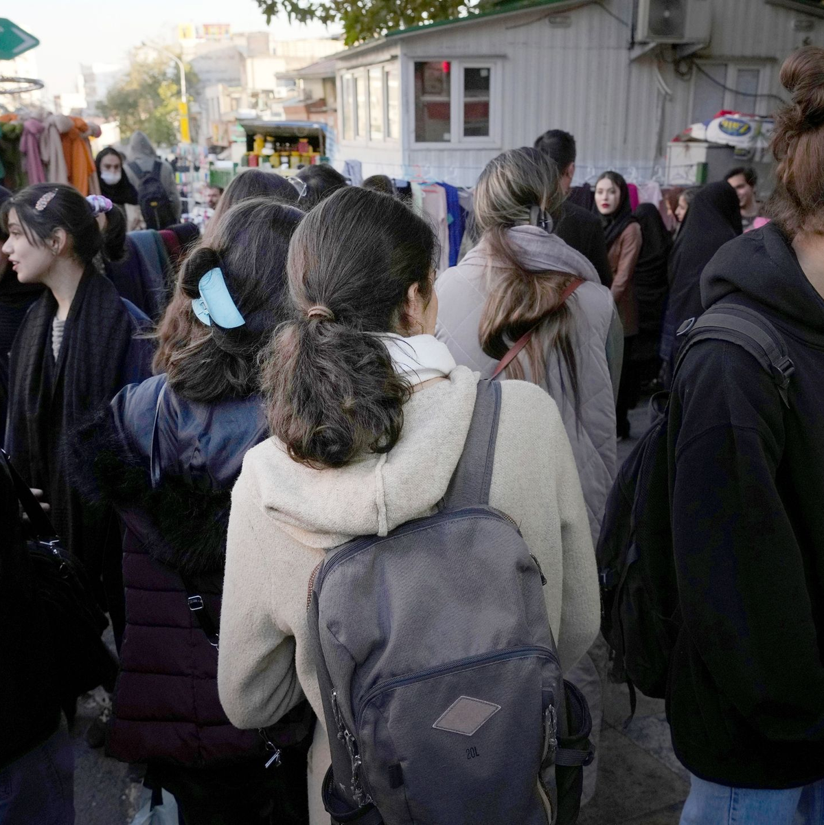 Demonstranten protestieren mit Kopien des Korans und Porträts des iranischen Obersten Führers Khamenei vor der schwedischen Botschaft. - Foto: Vahid Salemi/AP/dpa