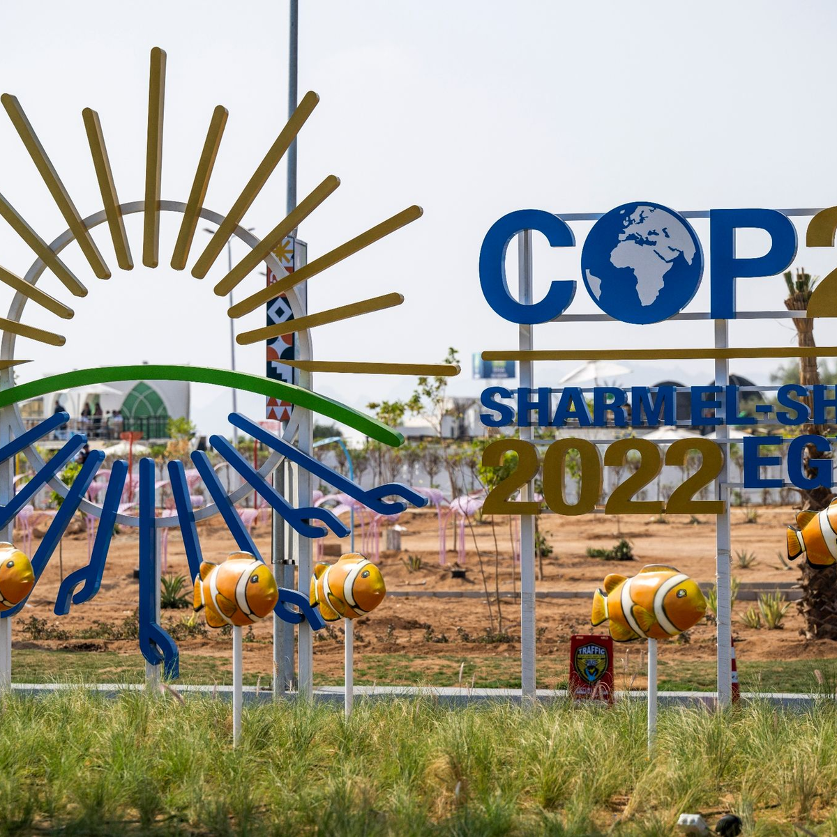 Eine Demonstrationsteilnehmerin bei einem UN-Klimagipfel hat sich mit roter Farbe „1.5 to survive“ (1,5 Grad, um zu überleben) auf die Hände gemalt. (Archivbild) - Foto: Christophe Gateau/dpa