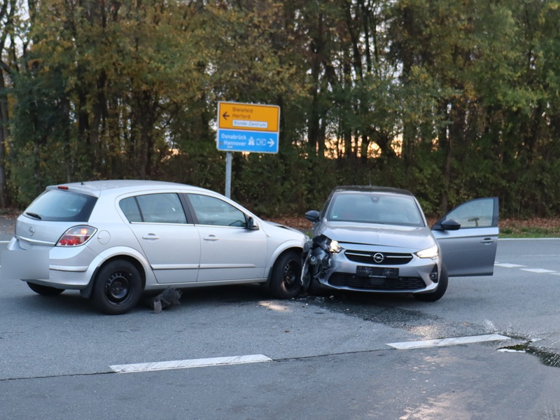 POL-HF: Bünder verliert Kontrolle über sein Fahrzeug - Zwei Personen verletzt - Foto: presseportal.de