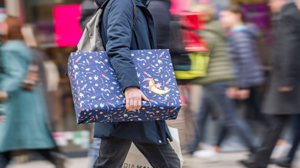 Die allermeisten Tarifbeschäftigten in Deutschland bekommen ein Weihnachtsgeld (Archivbild). - Foto: Frank Rumpenhorst/dpa