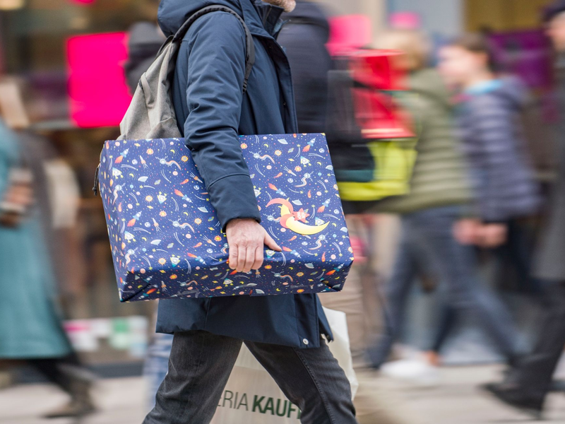 Ein üppiges Weihnachtgeld macht schenken leichter.   - Foto: Frank Rumpenhorst/dpa