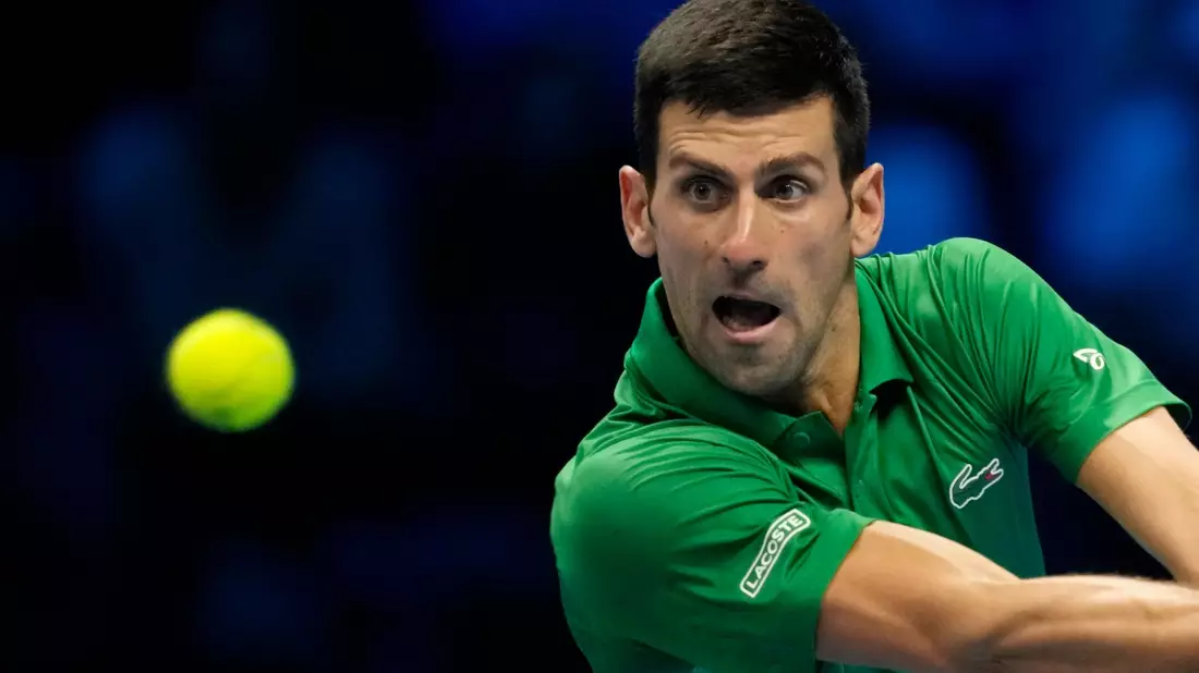 Spielt mit Jannik Sinner um den Titel bei den ATP-Finals: Novak Djokovic. - Bild: Antonio Calanni/AP/dpa
