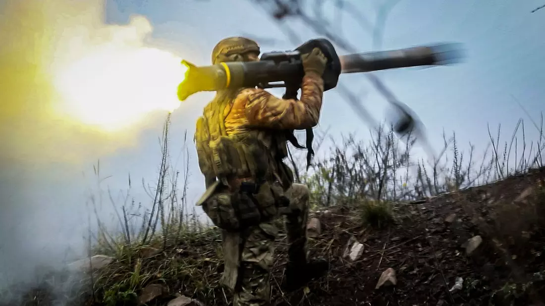 Ukrainische Soldaten bereiten einen Mehrfachraketenwerfer vor, bevor sie auf russische Stellungen feuern. - Bild: Roman Chop/AP/dpa