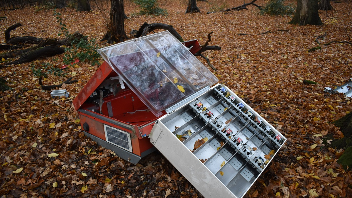 POL-MA: Mannheim: Christian Zacherle neuer Revierleiter beim Polizeirevier Mannheim-Neckarstadt - Vorgänger Michael Müller in den Ruhestand verabschiedet. - Foto: presseportal.de