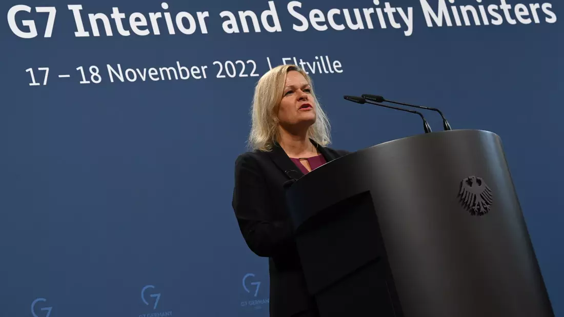 Nach Kritik verteidigt Bundesinnenministerin Nancy Faeser ihren Plan für eine leichtere Abschiebung von Clan-Mitgliedern. - Bild: Arne Dedert/dpa