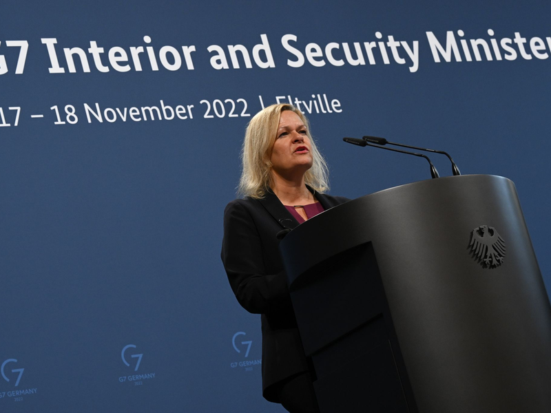 Nach Kritik verteidigt Bundesinnenministerin Nancy Faeser ihren Plan für eine leichtere Abschiebung von Clan-Mitgliedern. - Foto: Arne Dedert/dpa