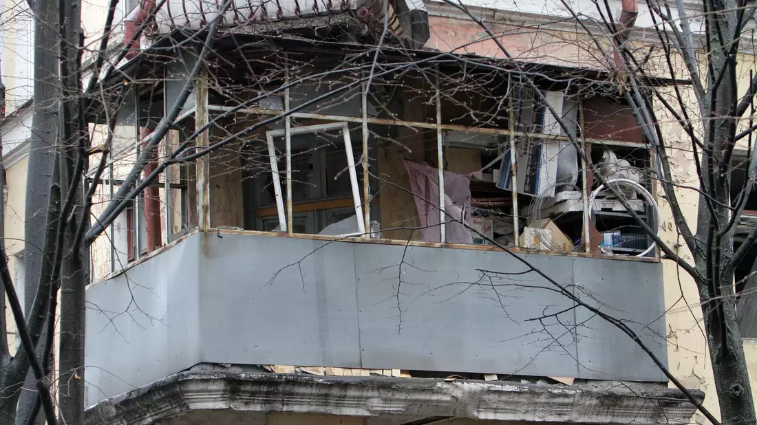 Rauch steigt aus einem Wohnblock, der von einer russischen Rakete getroffen wurde. - Bild: ---/Ukrinform/dpa