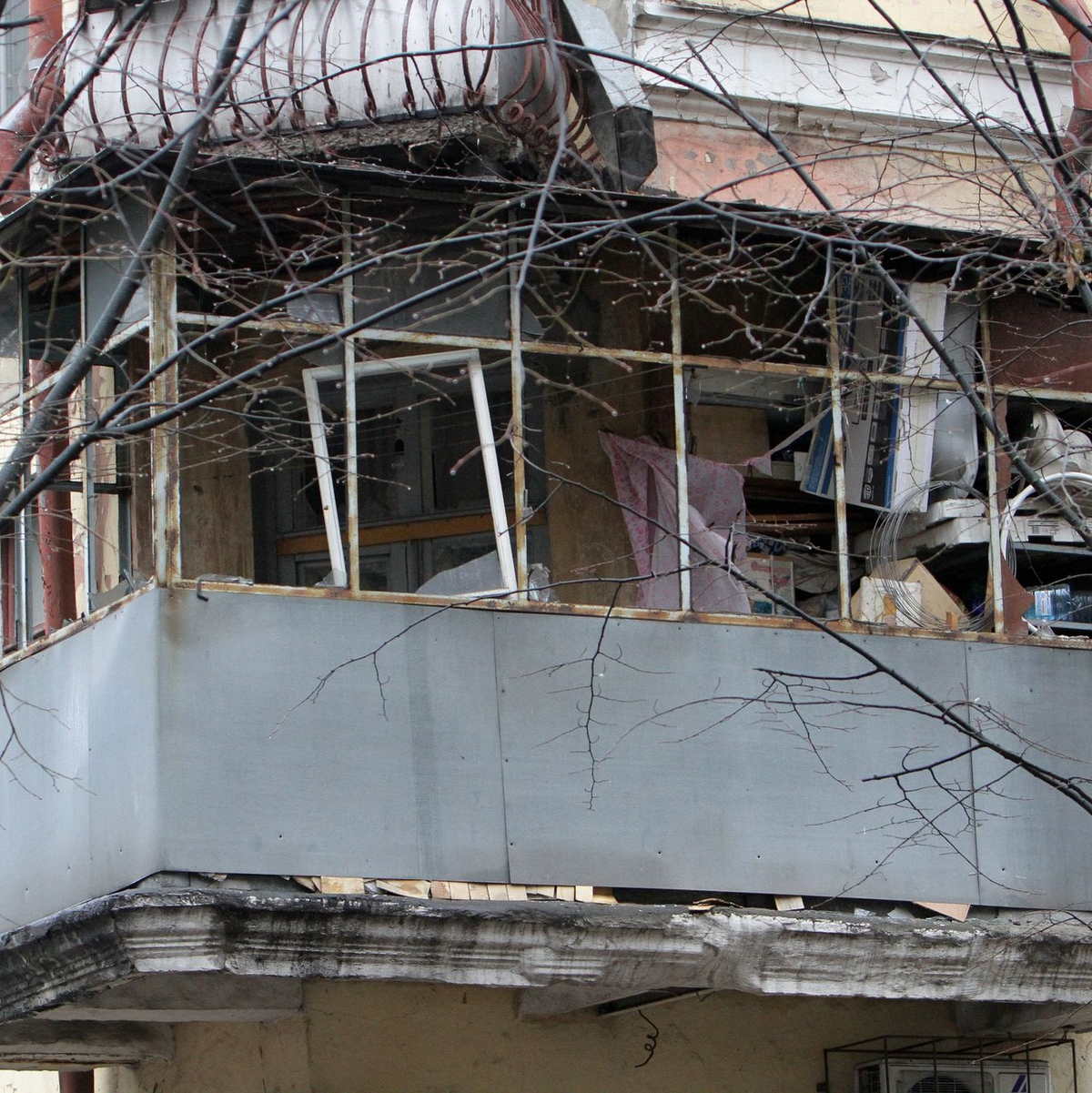 Rauch steigt aus einem Wohnblock, der von einer russischen Rakete getroffen wurde. - Foto: ---/Ukrinform/dpa