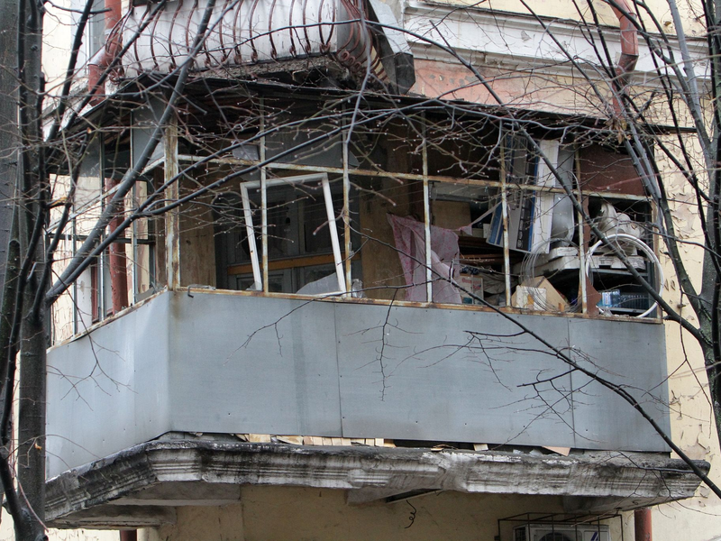 Rauch steigt aus einem Wohnblock, der von einer russischen Rakete getroffen wurde. - Foto: ---/Ukrinform/dpa