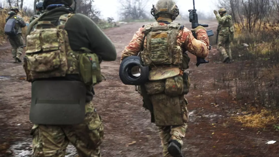 Ukrainische Soldaten während eines Kampfeinsatzes. - Bild: Roman Chop/AP/dpa