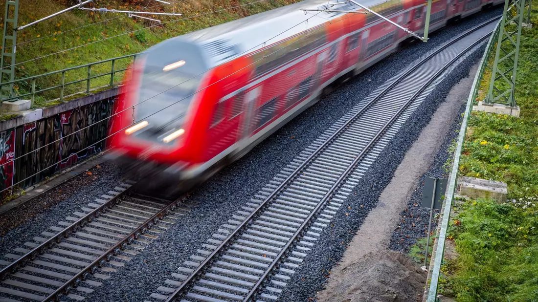 Bis 2027 will DB-Regio die Quote selbst verschuldeter Zugausfälle auf unter ein Prozent bringen. (Archivbild) - Bild: Jens Büttner/dpa