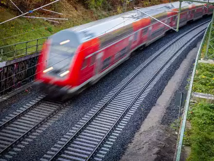 Bis 2027 will DB-Regio die Quote selbst verschuldeter Zugausfälle auf unter ein Prozent bringen. (Archivbild) - Foto: Jens Büttner/dpa