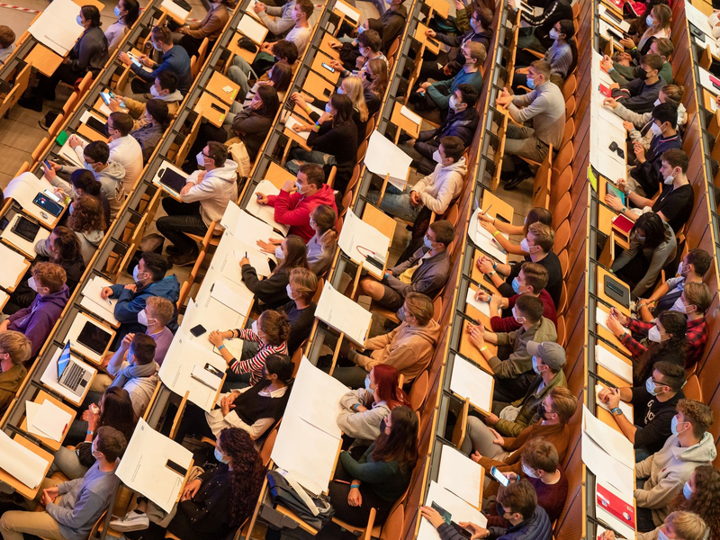 Studenten im Audimax der Ludwig-Maximilians-Universität in München. - Foto: Peter Kneffel/dpa
