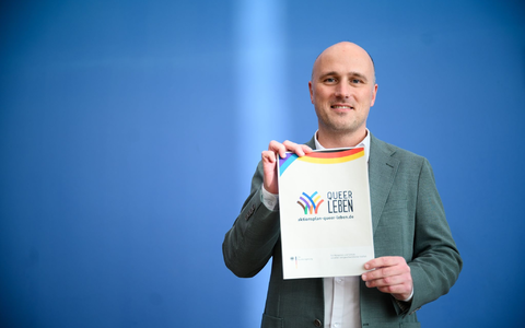 Angesichts zunehmender Angriffe brauche es einen besseren verfassungsrechtlichen Schutz für queere Menschen, so Lehmann. - Foto: Bernd von Jutrczenka/dpa