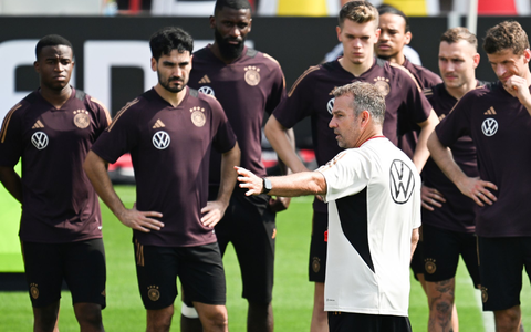 Bundestrainer Julian Nagelsmann nutzt bei einer Besprechung mit den Spielern eine Taktiktafel. - Foto: Federico Gambarini/dpa Bundestrainer Julian Nagelsmann nutzt bei einer Besprechung mit den Spielern eine Taktiktafel. - Foto: Federico Gambarini/dpa