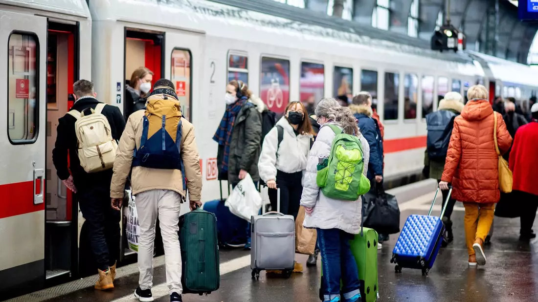 Rund 4,9 Millionen Fahrgäste waren über Weihnachten im Fernverkehr der Deutschen Bahn unterwegs. (Archivbild) - Bild: Hauke-Christian Dittrich/dpa