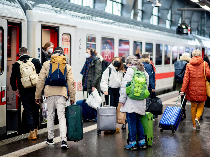 Rund 4,9 Millionen Fahrgäste waren über Weihnachten im Fernverkehr der Deutschen Bahn unterwegs. (Archivbild) - Foto: Hauke-Christian Dittrich/dpa