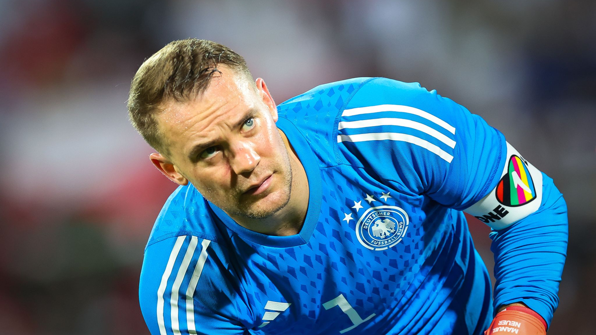 DFB-Torwart Manuel Neuer beim Aufwärmen in Blankenhain. - Foto: Christian Charisius/dpa