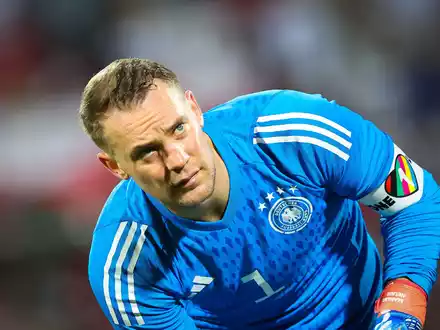 DFB-Torwart Manuel Neuer beim Aufwärmen in Blankenhain. - Foto: Christian Charisius/dpa