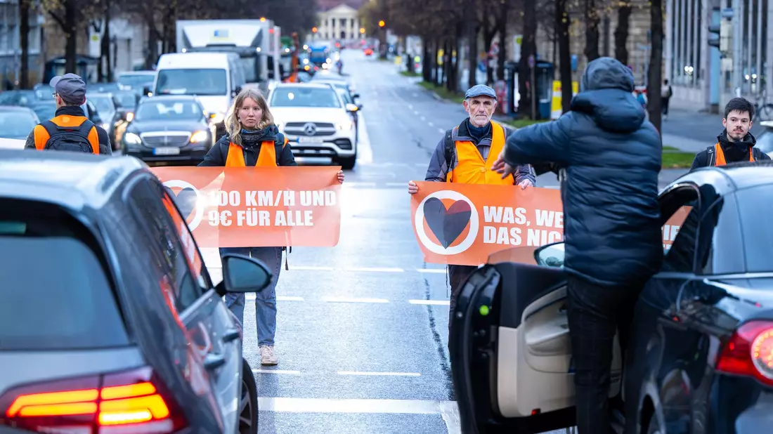 Die Gruppe Letzte Generation war bei bayerischen Ermittlern nicht nur wegen zahlreicher Straßenblockaden in den Fokus geraten. (Archivbild) - Bild: Lennart Preiss/dpa