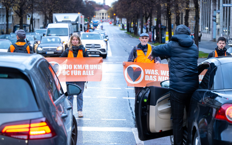 Die Gruppe Letzte Generation war bei bayerischen Ermittlern nicht nur wegen zahlreicher Straßenblockaden in den Fokus geraten. (Archivbild) - Foto: Lennart Preiss/dpa