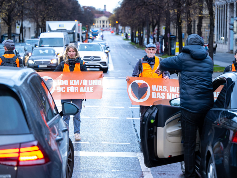 Die Gruppe Letzte Generation war bei bayerischen Ermittlern nicht nur wegen zahlreicher Straßenblockaden in den Fokus geraten. (Archivbild) - Foto: Lennart Preiss/dpa