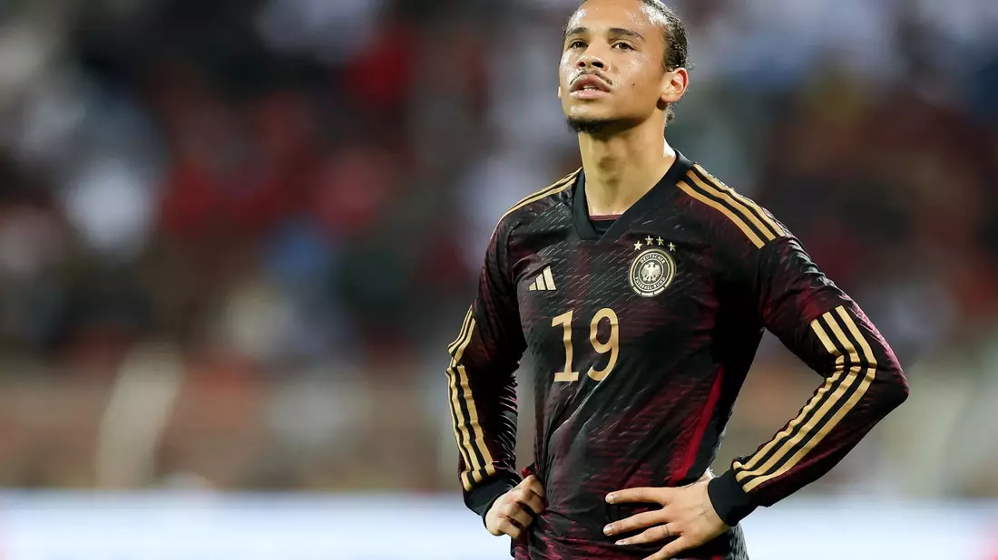 Hatte sich im Testspiel gegen Österreich nicht im Griff und sah die Rote Karte: Leroy Sané. - Bild: Christian Charisius/dpa
