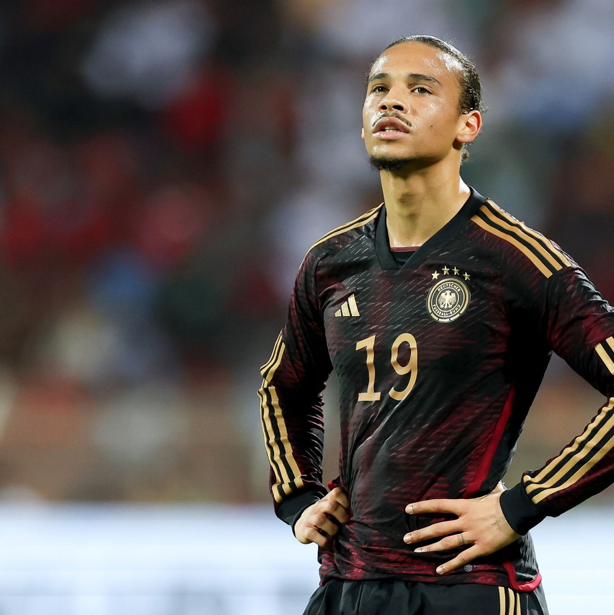 Leroy Sané (l.) kehrt in die Nationalmannschaft zurück. (Archivbild) - Foto: Christian Charisius/dpa
