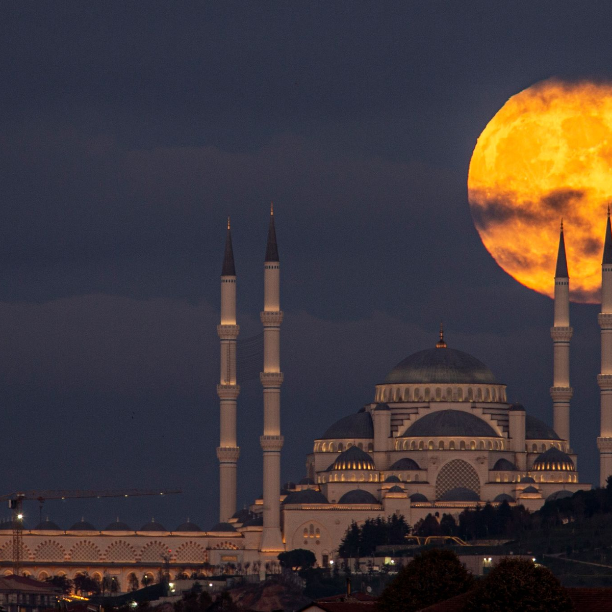 Auch in Istanbul gingen zahlreiche Menschen aus Solidarität mit den Palästinensern auf die Straße. - Foto: Emrah Gurel/AP/dpa