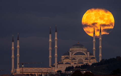 Blick auf das von schweren Beben heimgesuchte Istanbul. - Foto: Emrah Gurel/AP/dpa
