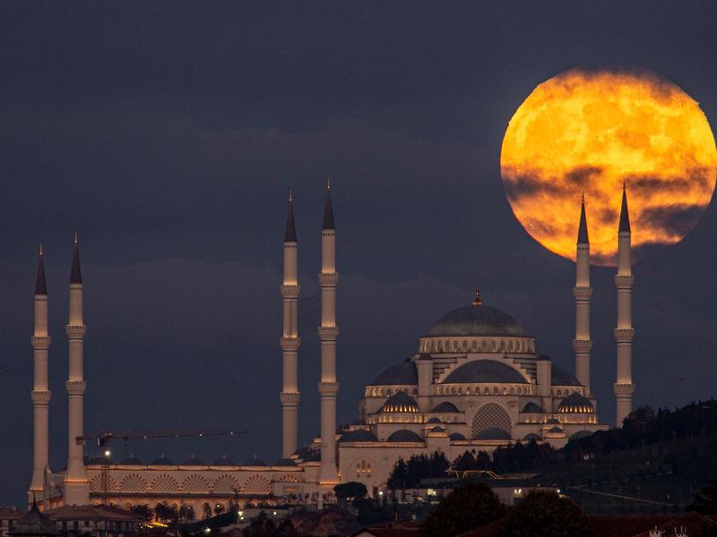 Blick auf das von schweren Beben heimgesuchte Istanbul. - Foto: Emrah Gurel/AP/dpa
