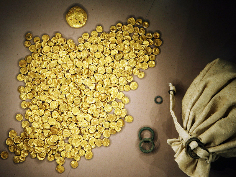 Der 3,7 Kilogramm schwere Kelten-Goldschatz wurde einst in einer Bodenvitrine im Museum in Manching ausgestellt. (Archivbild)  - Foto: Frank Mächler/dpa