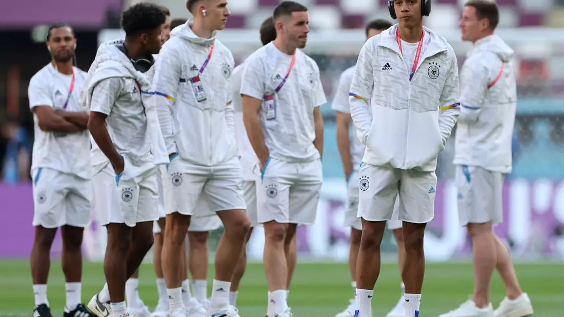 Hansi Flick nimmt für das Testspiel gegen Polen neun Veränderungen in seiner Startelf vor. - Bild: Christian Charisius/dpa