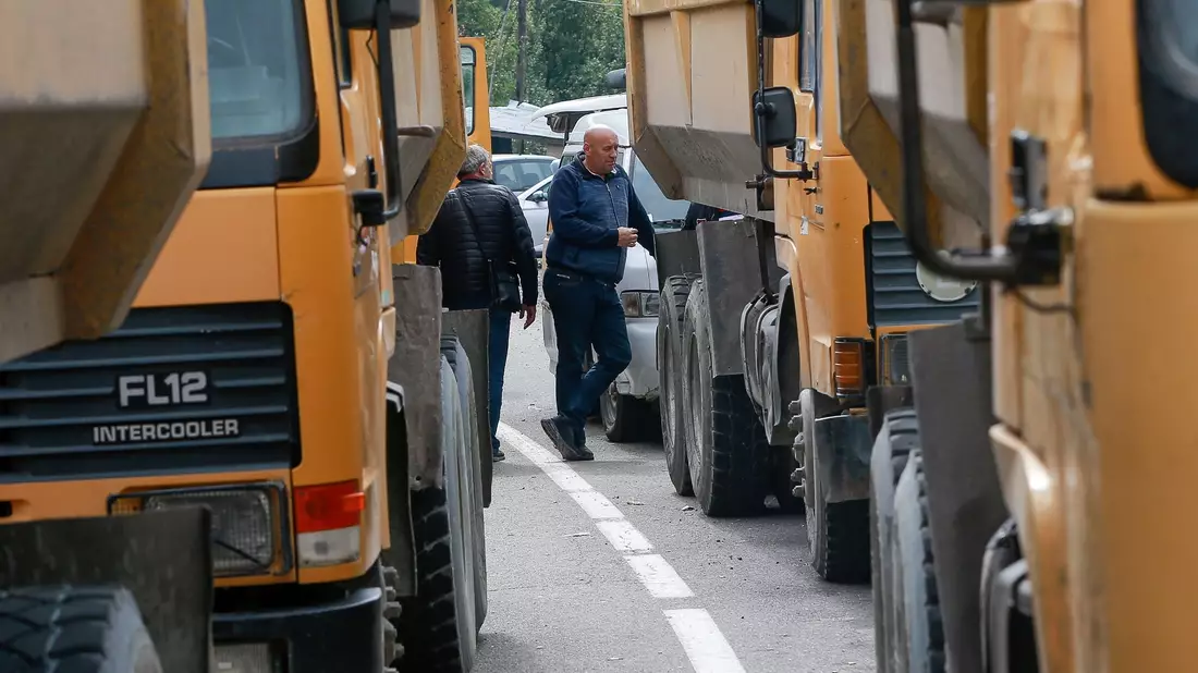 Kosovarische Polizisten sichern eine Straße in Zvecan. - Bild: Visar Kryeziu/AP/dpa