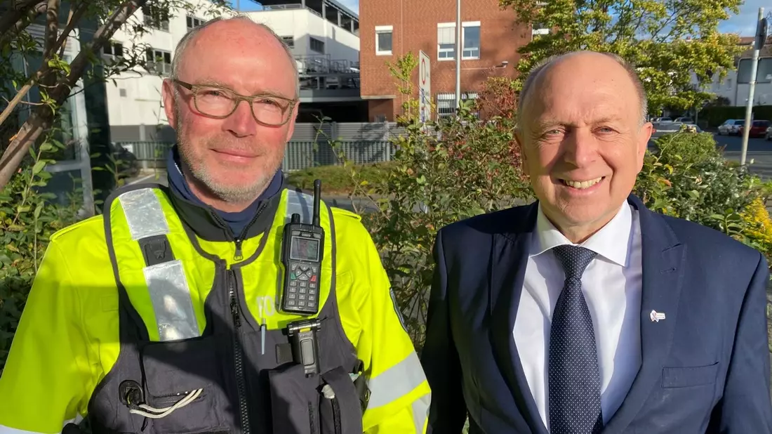 HZA-AC: Zehn Kilo Cannabis im Kofferraum: Zollbeamte nehmen 26-Jährigen vorläufig fest // Der Mann ging dem Aachener Zoll auf der BAB 4 ins Netz - Bild: presseportal.de