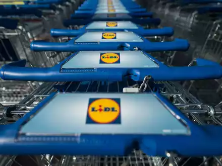 Das Unternehmen Tillman's ruft eine bestimmte Wurstart zurück, der den Angaben zufolge bei Lidl verkauft wurde. (Archivbild) - Foto: Marijan Murat/dpa