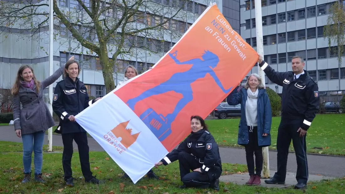 POL-ROW: Präventionsarbeit mit Musik: Polizeiorchester Niedersachsen begeistert Grundschülerinnen und Grundschüler in Zeven - Bild: presseportal.de
