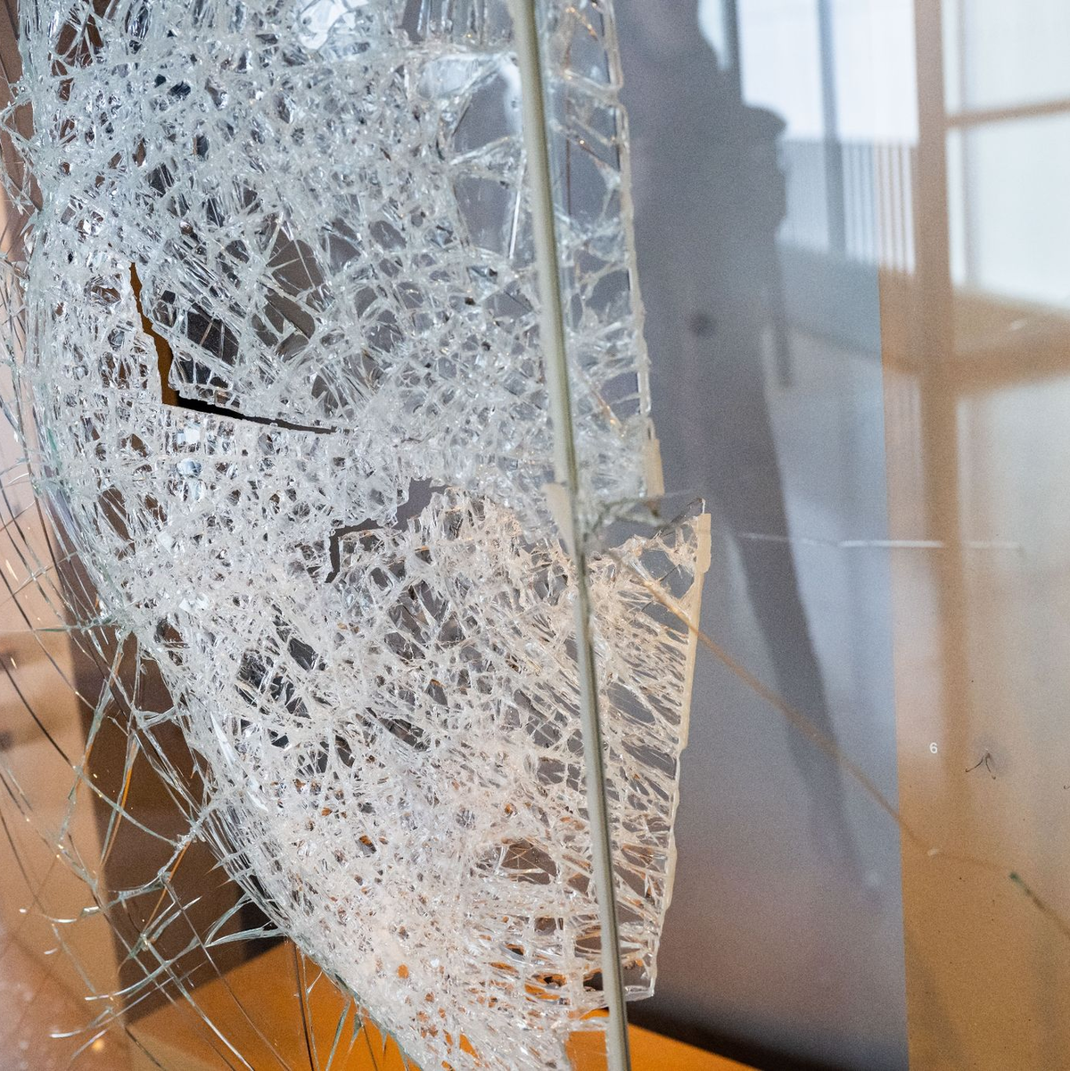 Ein Polizei-Absperrband hängt im Ausstellungsraum des Kelten Römer Museum. Einbrecher haben im oberbayerischen Manching einen mehrere Millionen Euro teuren Goldschatz aus der Keltenzeit erbeutet. (Archivbild) - Foto: Peter Kneffel/dpa