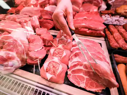 Um europäische Landwirte zu schützen, soll es nur für eine bestimmte Menge an Fleischimporten Zollvergünstigungen geben. (Symbolbild) - Foto: Jan Woitas/dpa-Zentralbild/dpa