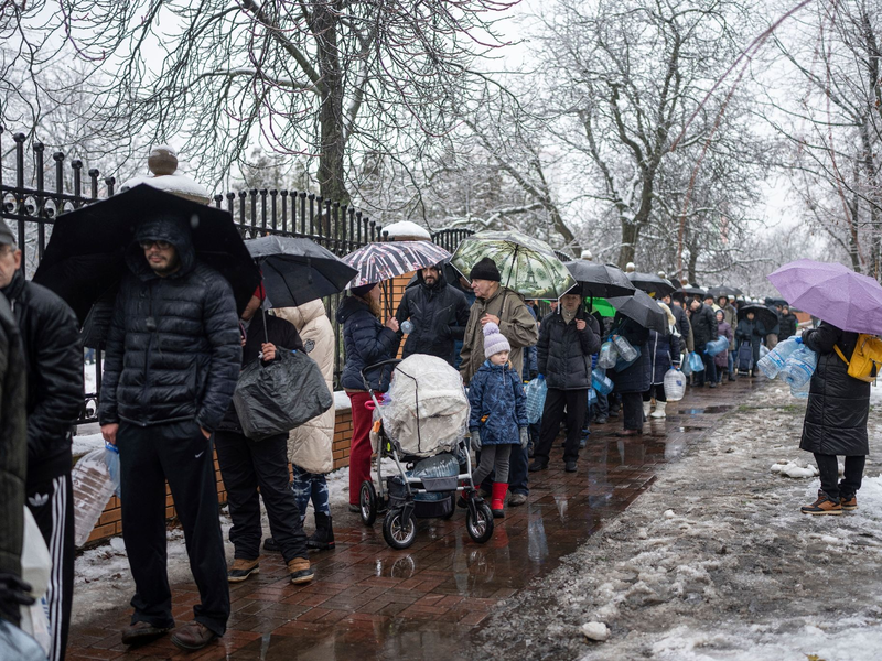 Unter den Trümmern eines Kiewer Wohnblocks werden noch Verschüttete vermutet. - Foto: Evgeniy Maloletka/AP/dpa