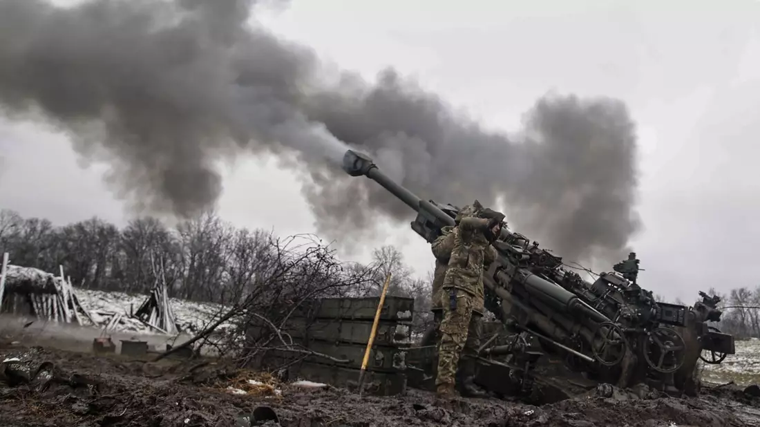 Ukrainische Soldaten beim Beschuss russischer Stellungen - nun mussten sie sich aus der Stadt Siwersk im Norden der Region Donbass zurückziehen. (Archivbild) - Bild: Roman Chop/AP/dpa